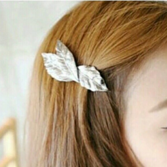 Accessories - Brandy Melville Silver Metal Leaf Bundle Hair Clip